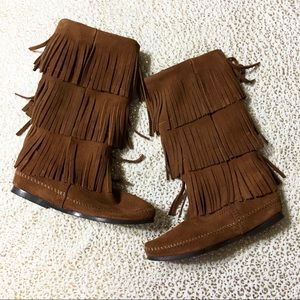 NWOB Minnetonka 3 Layer Fringe Boots Size 6
